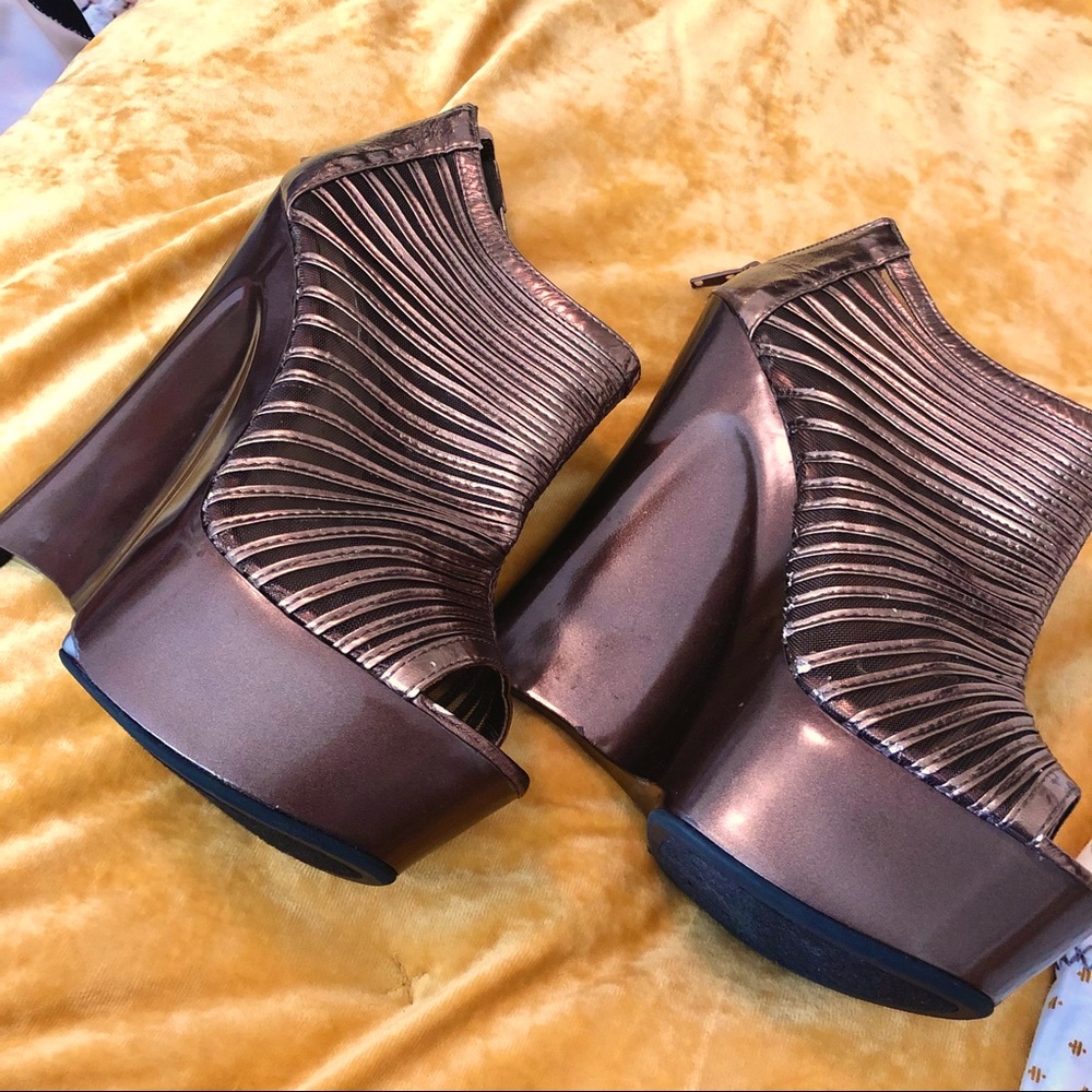 Sky high bronze wedge platforms H by Halston sz 9